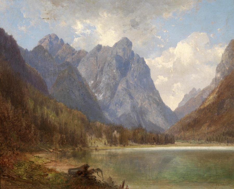 Lago di Dobbiaco in Val Pusteria davanti a un panorama montano alpino