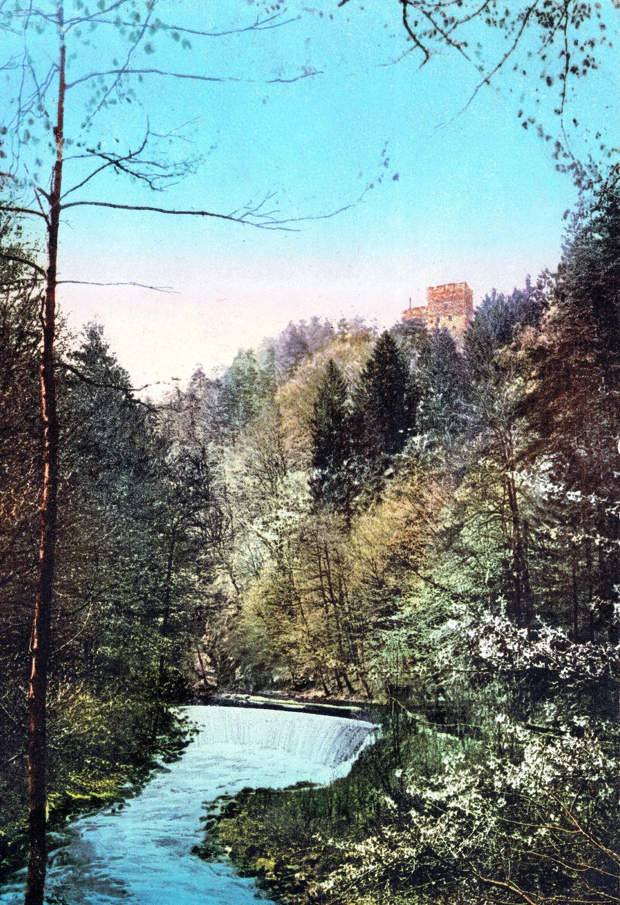 Castello di Deutschlandsberg sopra la Laßnitz, con torre e ala laterale sulla pendice boscosa