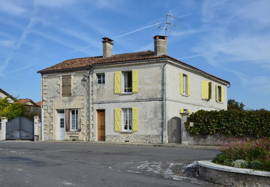 Casa tradizionale del villaggio lungo la strada D 24 a Salles-Lavalette nel dipartimento della Charente