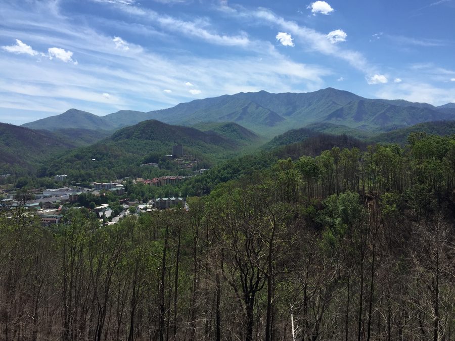 Vista della parte occidentale di Gatlinburg e del Mount Le Conte dal Gatlinburg Bypass