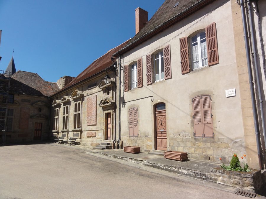 Cortile del castello di Pionsat nel Puy-de-Dôme