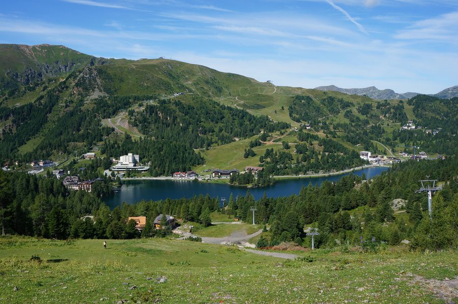 Turracher See nei Nockberge con paesaggio montano alpino