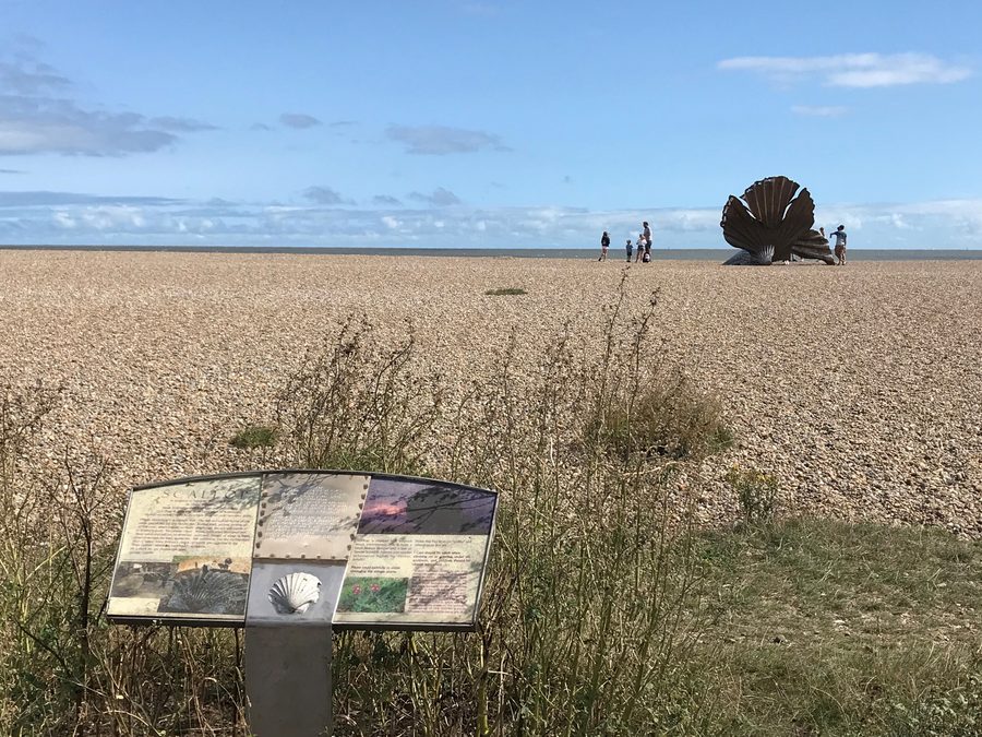 La scultura The Scallop sulla spiaggia di ciottoli presso Aldeburgh