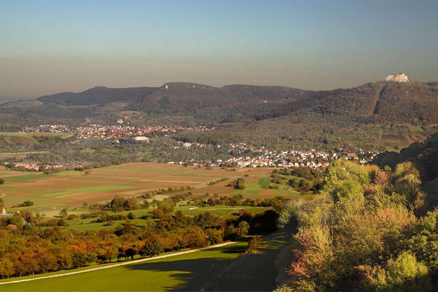 Vista sull’Albtrauf con il castello di Hohenneuffen