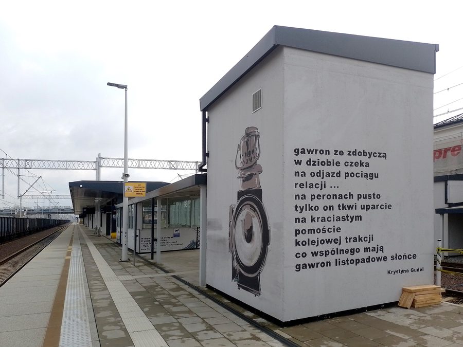 Albero dell'ascensore nella stazione ferroviaria di Czechowice-Dziedzice coperto da un murale con poesia