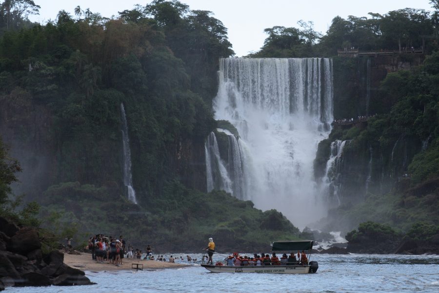 Ampia cascata delle Cascate dell'Iguazú in un paesaggio fittamente boscoso
