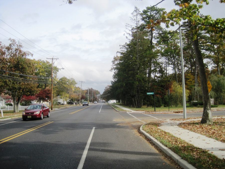 Vista della strada a Land of Pines, una comunità non incorporata all'interno di Howell Township, New Jersey