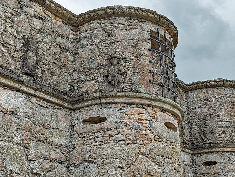 Vista esterna di Tolquhon Castle nel paesaggio dell'Aberdeenshire