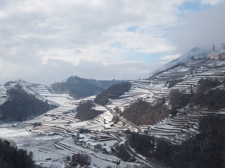 Vista invernale della Valle di Cembra con Faver visibile in alto a destra