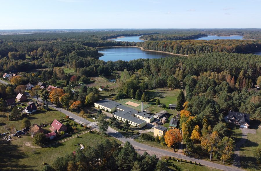 Scuola nel villaggio di Łasko vista dall'alto da est