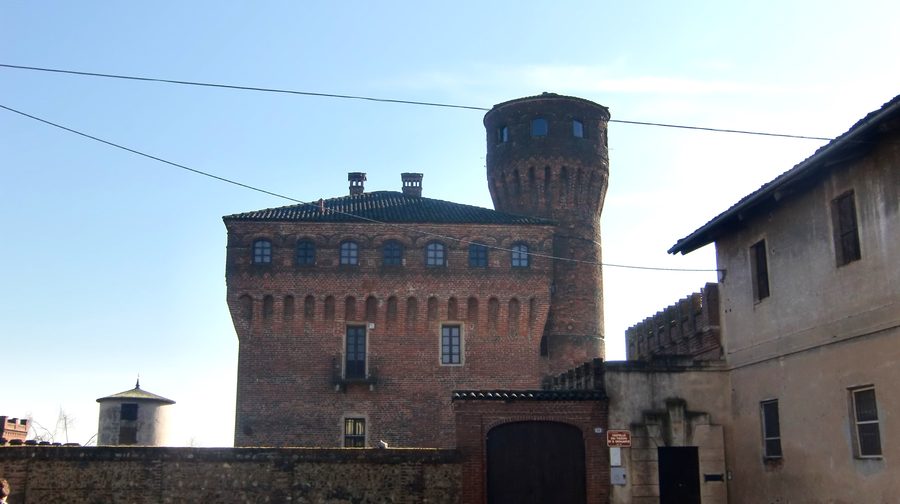 Castello Tizzoni di San Genuario, frazione del comune di Crescentino