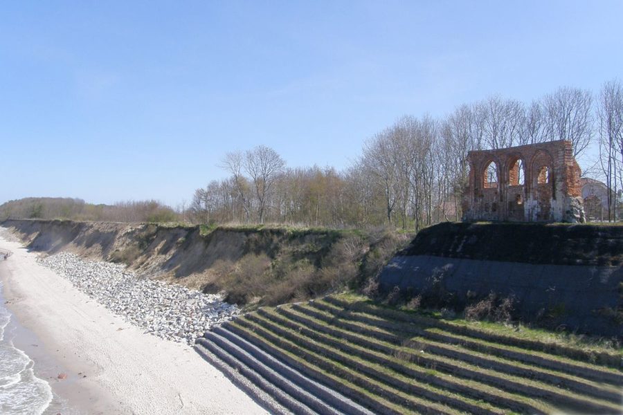 Rovine della chiesa a Trzęsacz, Polonia