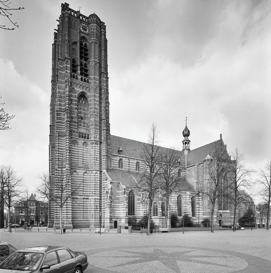 Veduta della facciata meridionale con la torre della chiesa di San Pietro a Oirschot
