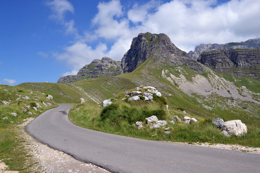 Monti del Durmitor in Montenegro con la strada P-14 e Uvita Greda