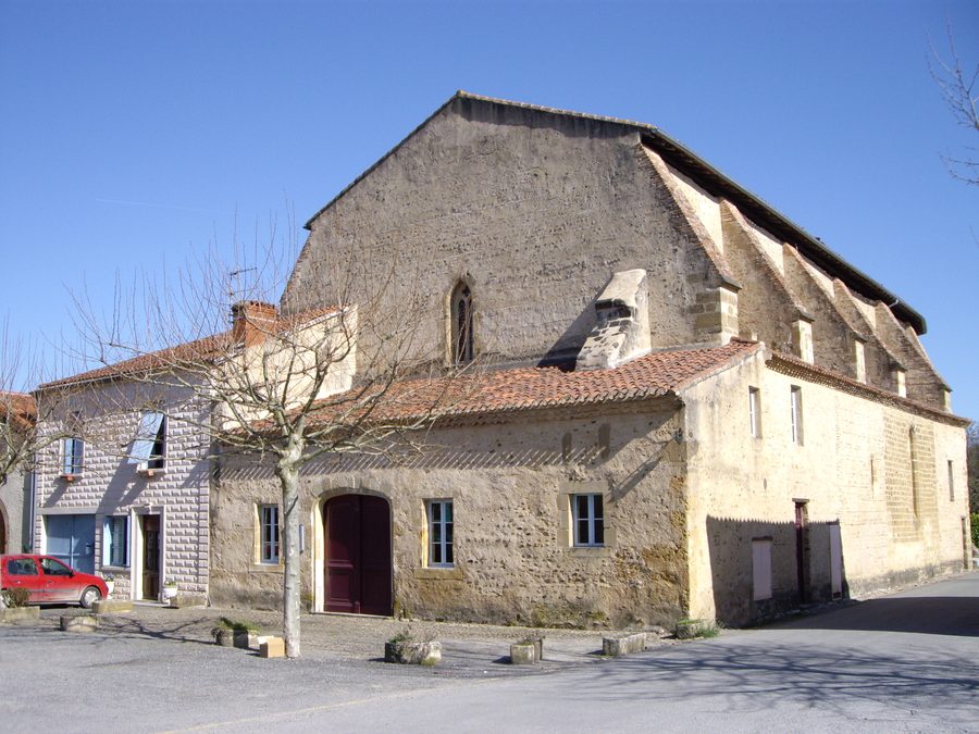 Esterno del Monastère des Carmes a Trie-sur-Baïse, Hautes-Pyrénées, Francia