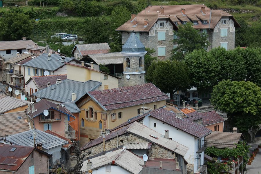 Centro del villaggio di Rimplas con il suo campanile
