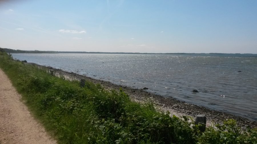 Vista sulla baia di Gelting con il Mar Baltico, il paesaggio costiero verde e i prati