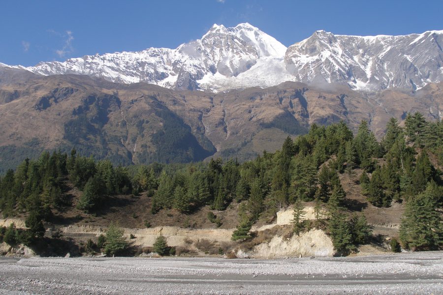 Dhaulagiri Himal sopra la valle del Kali Gandaki in Nepal
