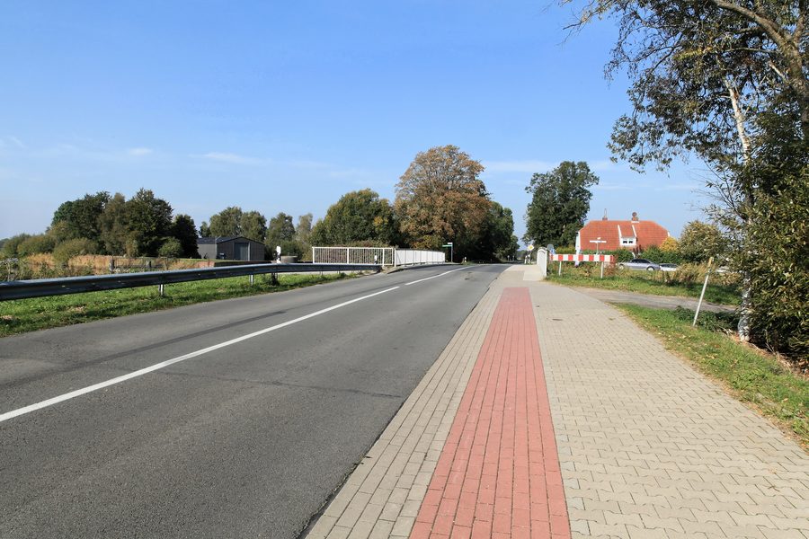 Burgstraße con ponte sul canale Nordgeorgsfehn ad Detern