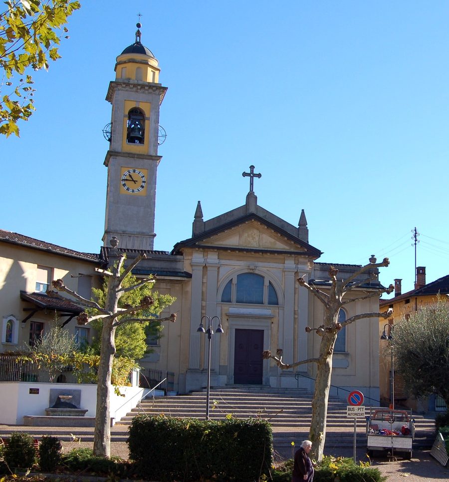 Vista esterna della chiesa di Santa Croce a Vacallo in Ticino