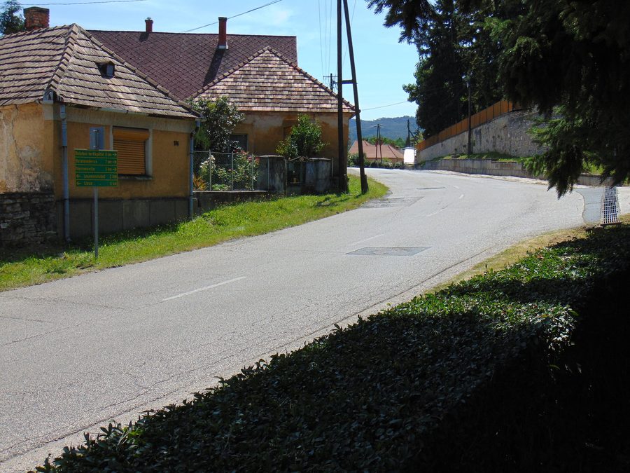 La strada 7342 a Lesencetomaj con vista in direzione di Várvölgy