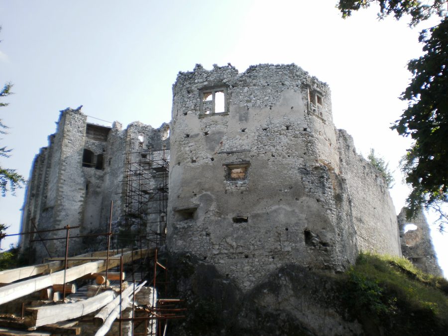 Ruderi del castello di Uhrovec su una collina boschiva