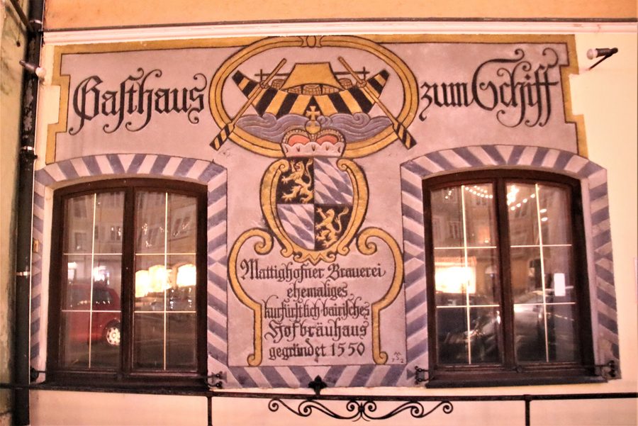 Gasthaus zum Schiff nella piazza cittadina di Braunau am Inn
