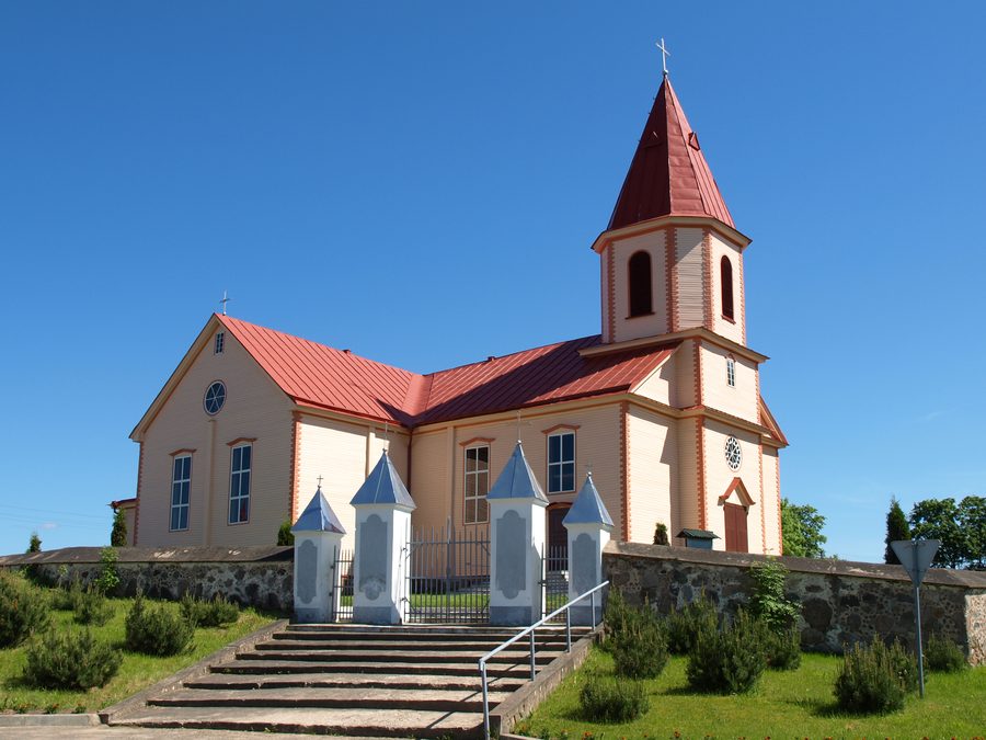 Vista esterna della chiesa di Rimšė nel distretto di Ignalina, Lituania