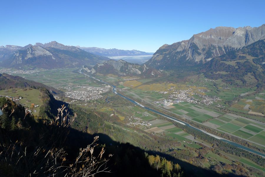 Vista da Pizalun su Sargans e Bad Ragaz nella valle.
