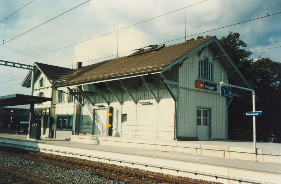 Edificio storico della stazione di Fehraltorf con magazzino merci sul lato ferroviario