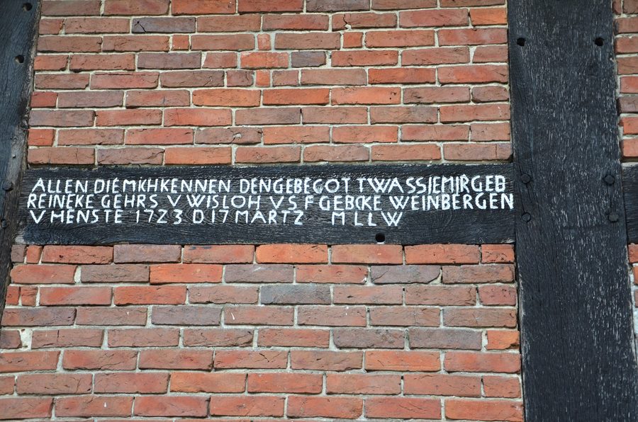 Iscrizione su travi in un fienile storico nel quartiere dei fienili di Bassum-Neubruchhausen
