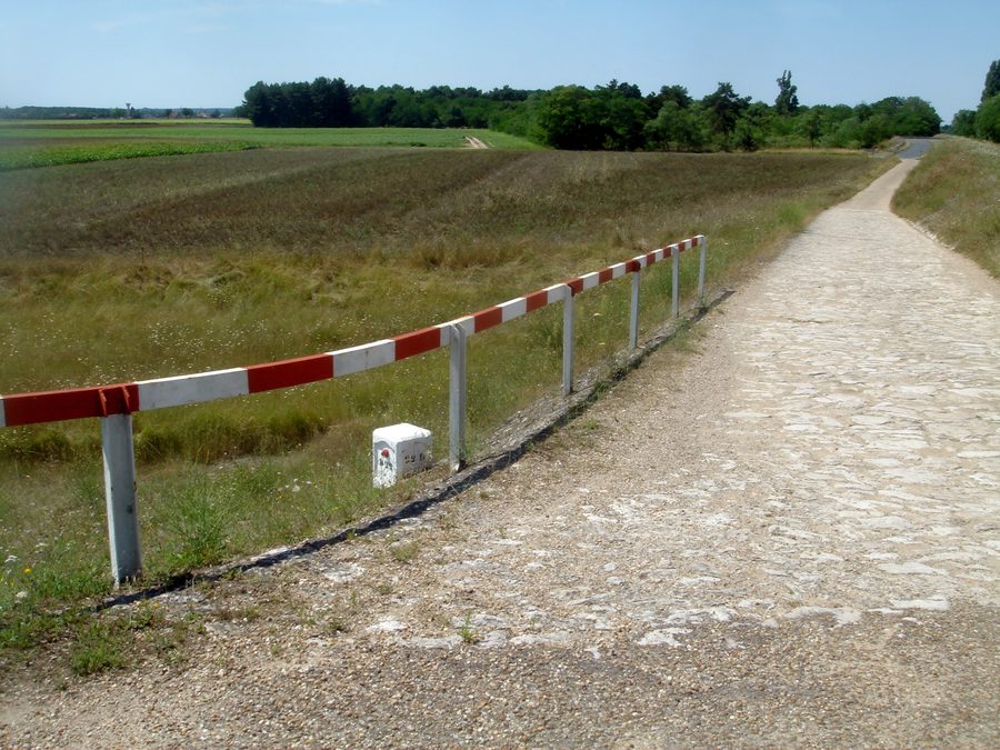 Soglia sfioratrice presso Jargeau nel dipartimento del Loiret nella valle della Loira