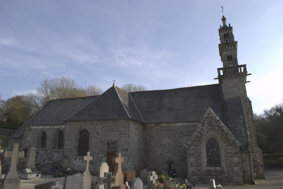 Vista orientale della chiesa di Saint-Iltud nel centro di Coadout