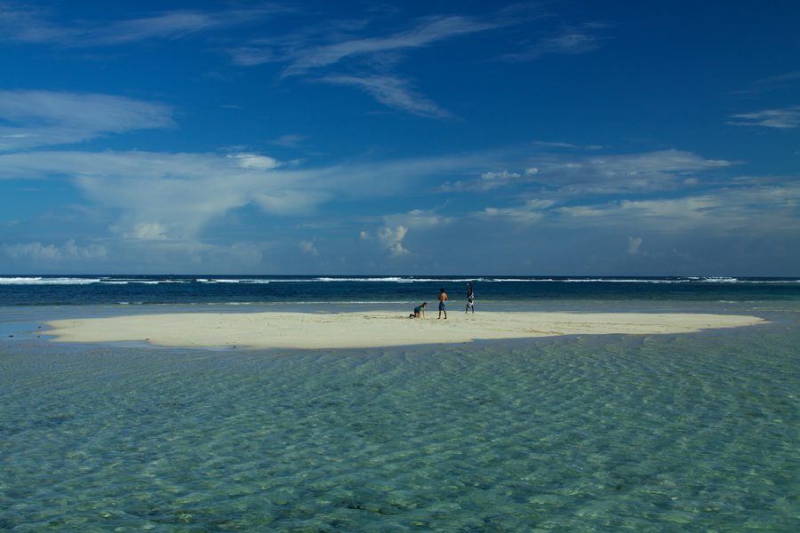 Banco di sabbia con sabbia chiara nel Marine Park di Mombasa
