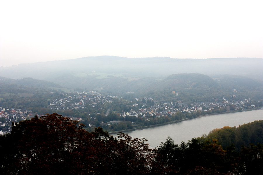 Vista dalla Marksburg verso Rhens nella Valle del Reno
