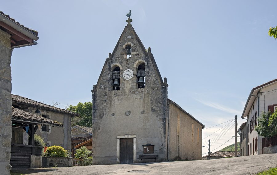 Campanile a guglia della chiesa di Pujos nel comune di Estadens nel dipartimento dell'Alta Garonna