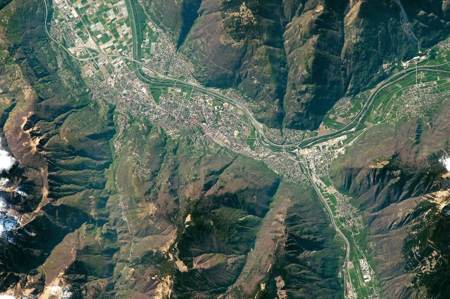 Bellinzona nella valle del Ticino con il Ticino sinuoso e le Alpi circostanti
