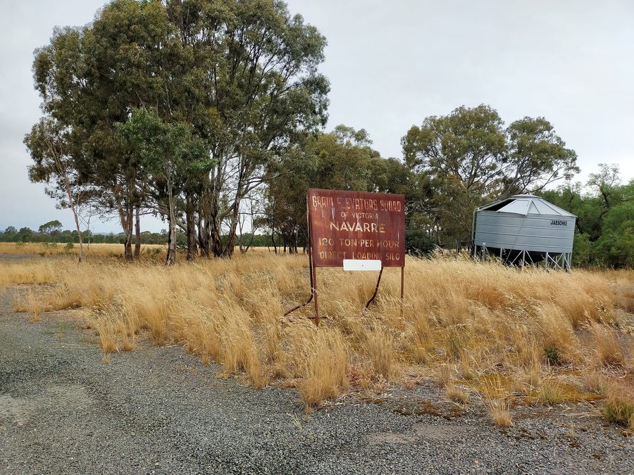 Cartello informativo alla stazione di Navarre, Victoria, Australia