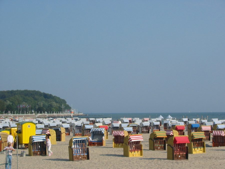 Spiaggia di Travemünde con i tipici lettini da spiaggia