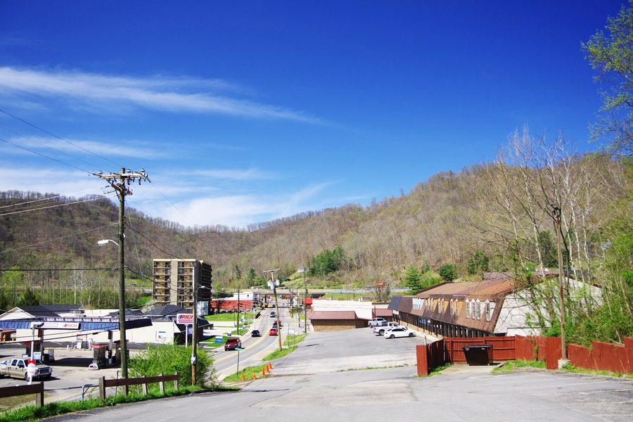 Fila di negozi lungo Main Street a Chapmanville, West Virginia, con la US 119 sullo sfondo