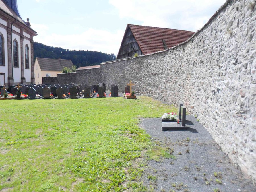 Ex cimitero della chiesa fortificata a Schleid con il muro del cimitero della chiesa