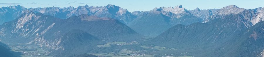 Vista panoramica su Obsteig e l'altopiano del Mieming con Tschirgant, Simmering e le Alpi del Lechtal