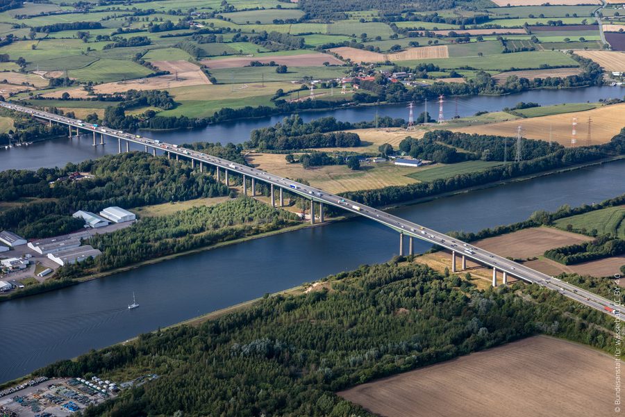 Veduta aerea del ponte alto di Rendsburg sopra il Canale del Mare del Nord-Mare Baltico presso Osterrönfeld
