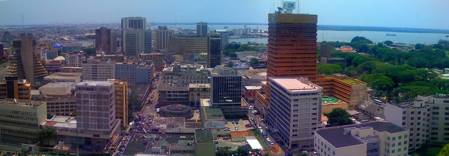 Abidjan con lagune e panorama urbano