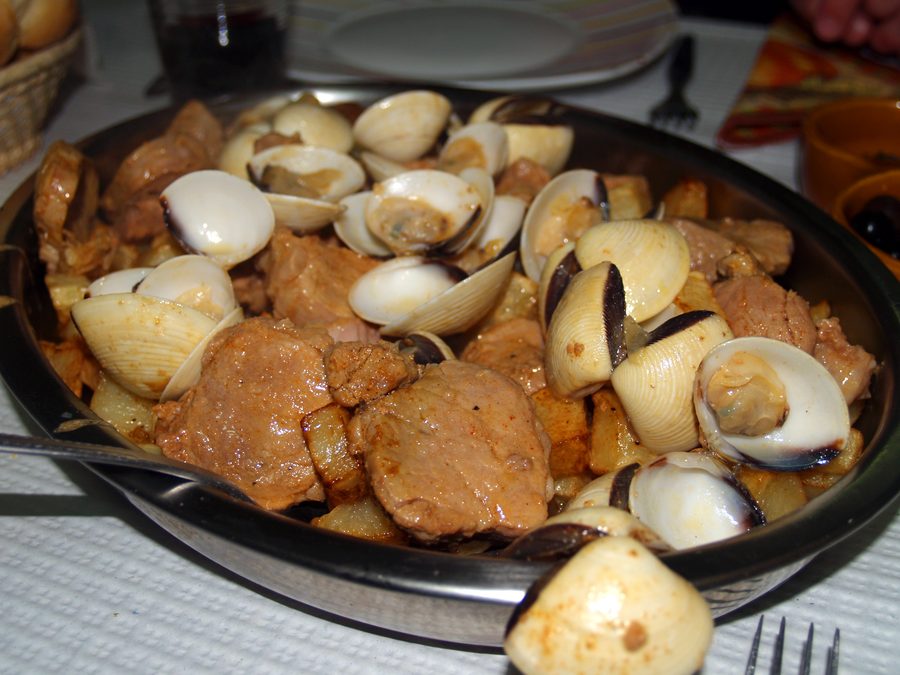 Carne de porco à Alentejana, un piatto tradizionale di maiale dell’Alentejo con vongole, patate e coriandolo