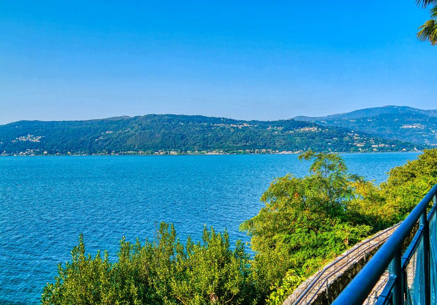 Vista dal monastero di Santa Caterina del Sasso sul Lago Maggiore e sulle montagne circostanti nella provincia di Varese