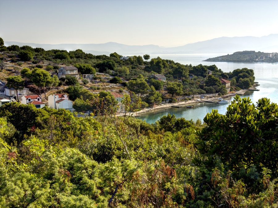 Tratto di costa di Podkamenica nella baia di Nečujam