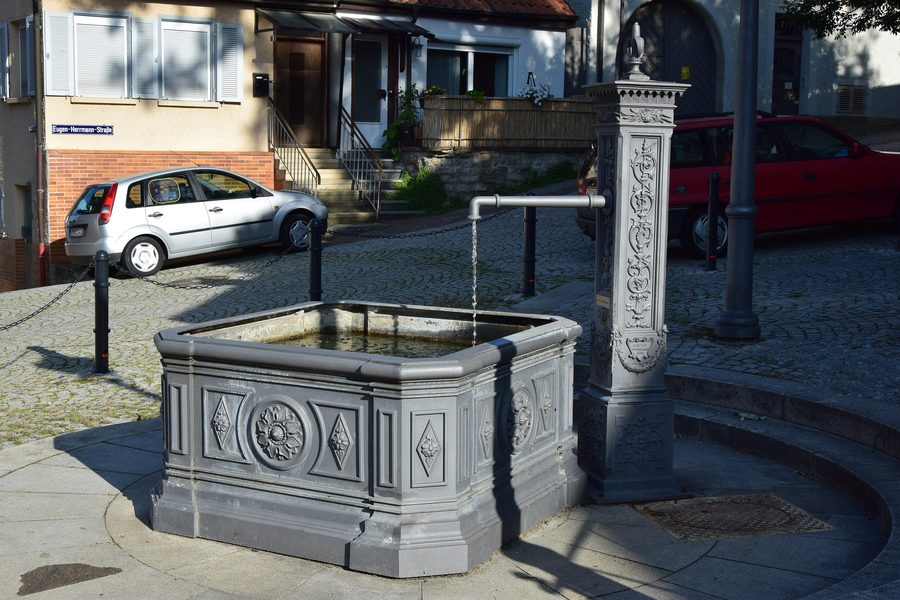 Fontana davanti alla Georgskirche a Schwieberdingen, distretto di Ludwigsburg