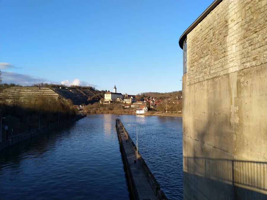 Vista dalla chiusa sul Neckar di Gundelsheim sulla città e sul castello Horneck
