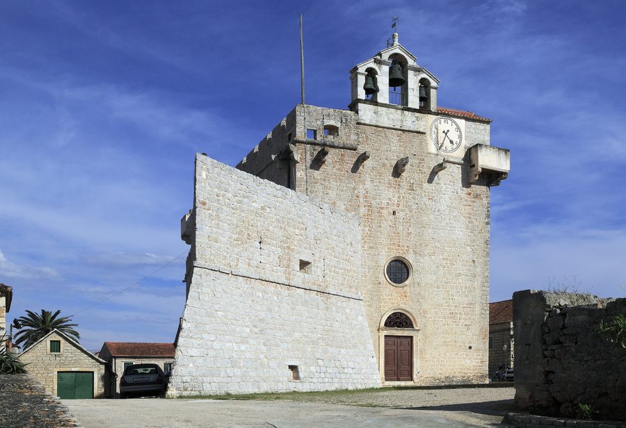 Lato nord-occidentale della chiesa-fortezza di Santa Maria a Vrboska